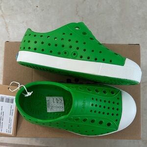 Native Kids Water Shoes Toddler Size 7 - Grasshopper Green and White